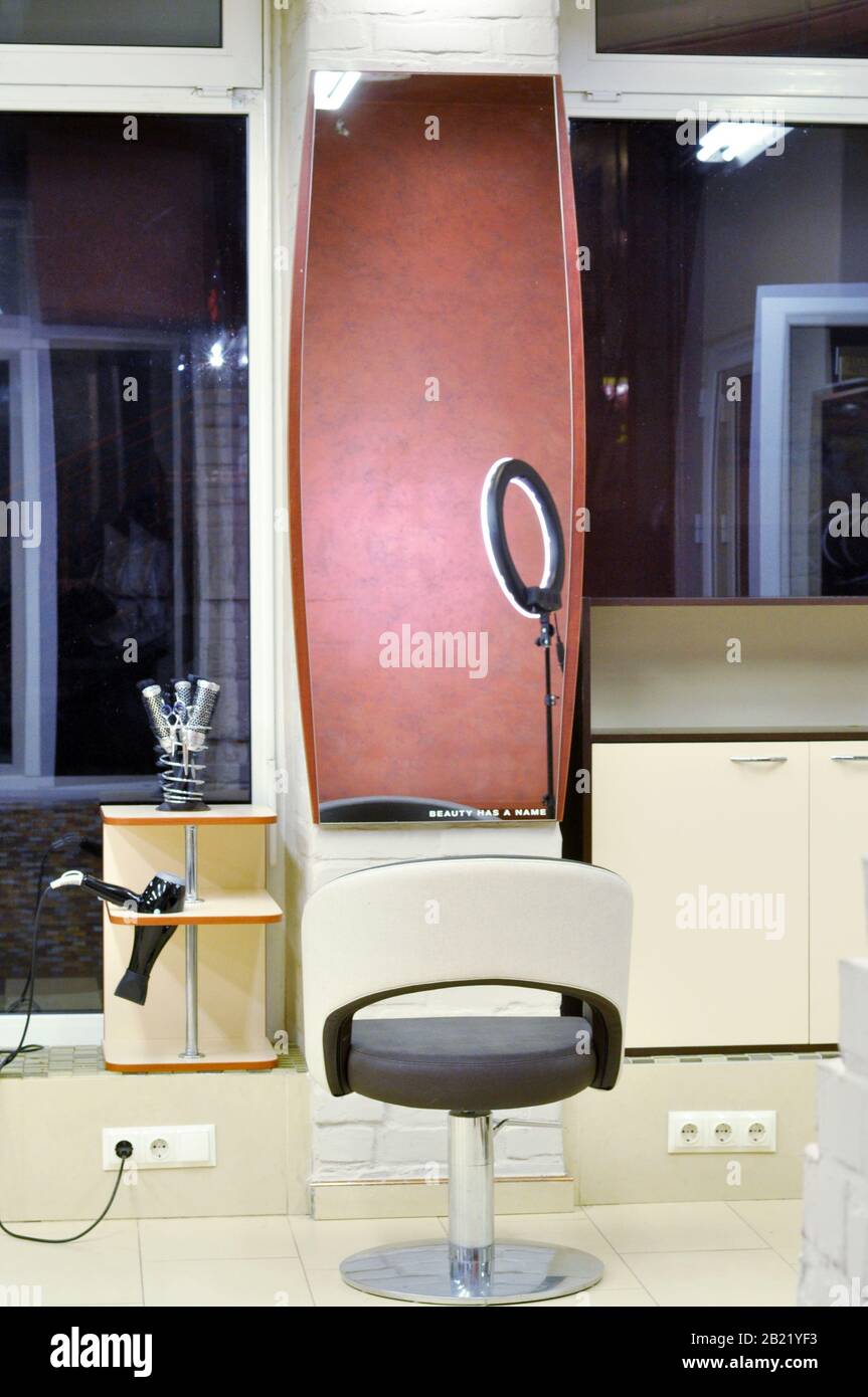 Modernes Interieur des Beauty-Salons und des Beauty-Fachbereichs. Arbeitsfläche in einem Schönheitssalon für einen Friseur. Innenbereich eines Friseursalons Stockfoto