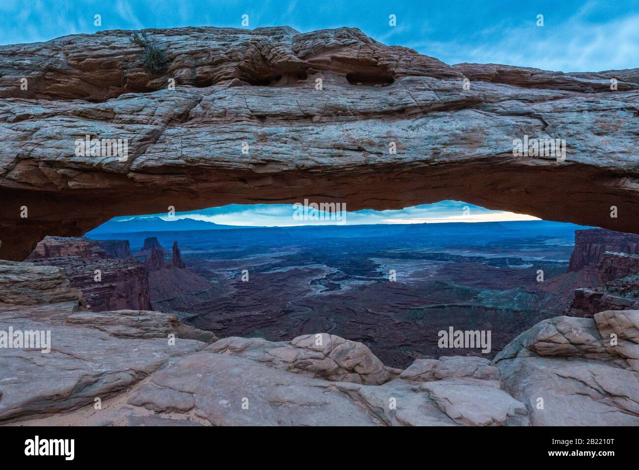 Fantastischer Blick auf den Mesa Arch während der Sonnenaufgang im Canyonlands National Park Utah United States. Stockfoto