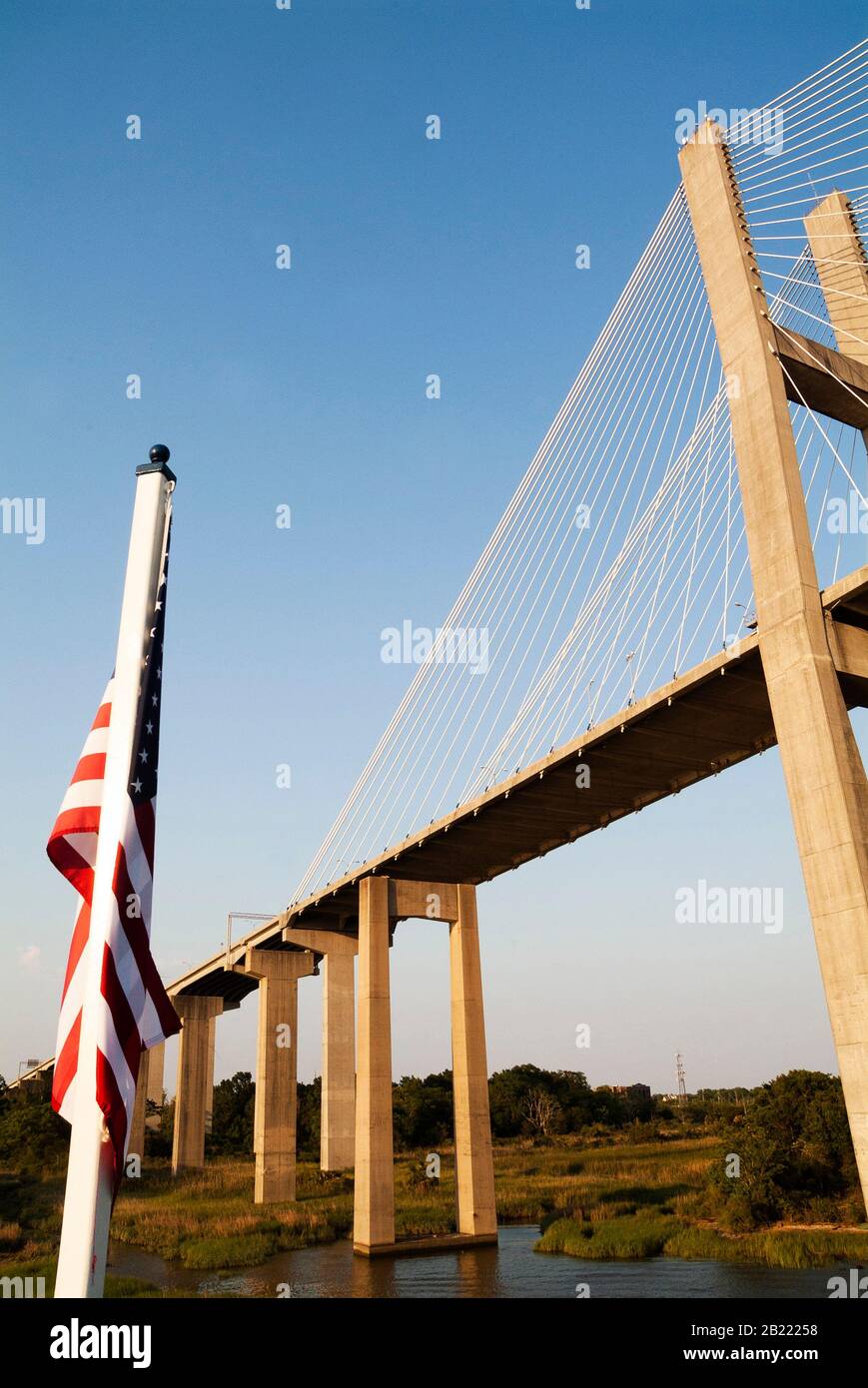 Über DEN FLUSS: Blick auf eine Bootstour mit dem Boot, Blick auf die architektonisch einzigartige Talmadge Memorial Brücke über dem Savannah River. Stockfoto