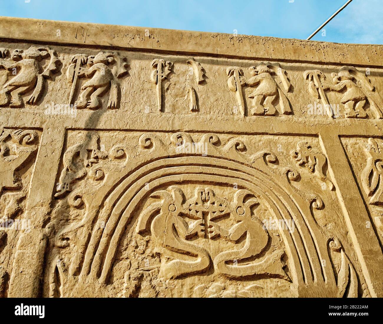 Carving an einer adobe-wand in Trujillo, Peru. Überreste der historischen Stadt Chan Chan, der alten Hauptstadt des Königreichs Chimu, das seine apo erreichte Stockfoto