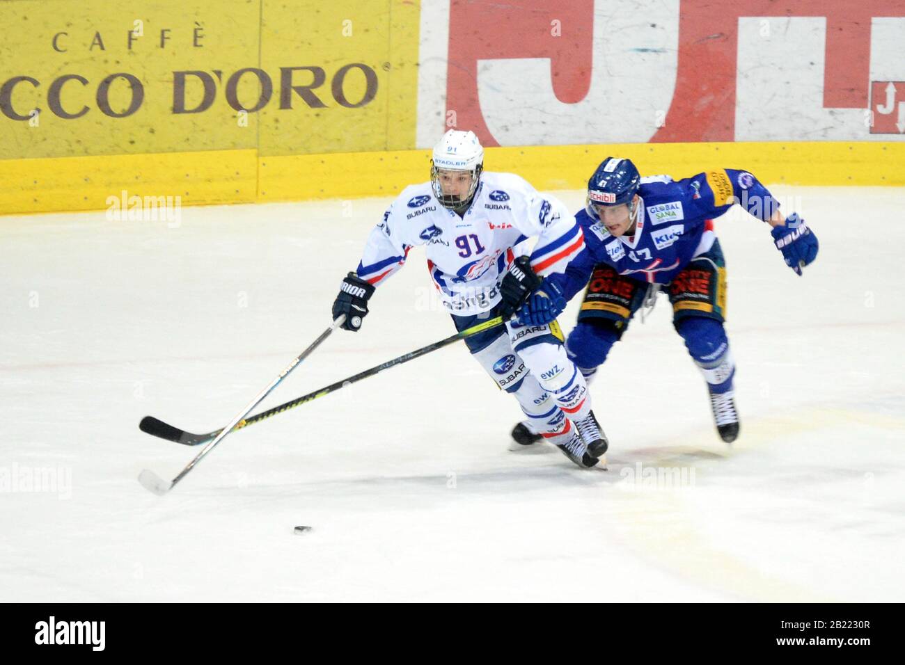 Kloten, Schweiz. Februar 2020. Kloten Swiss Arena, EHC Kloten vs GCK Lions, 1/4 Endspiel 5/7, Verteidiger Noah Meier (GCK) gegen Verteidiger Simon Kindschi (KLO). EHC Kloten vs. GCK Lions 3-2. EHC Kloten schlug GCK Lions in Spiel 5 (von 7) und erzielte den 4. Sieg. Kloten gehen bei einem 1/4 Endspiel-Finale um den Aufstieg in NLA 2020-21. Das Spiel wurde aufgrund der staatlichen Veranlagung bezüglich der Sicherheitsaktionen des Corona-Virus (Foto von Sergio Brunetti/Pacific Press) ohne öffentliche Hand ausgetragen Credit: Pacific Press Agency/Alamy Live News Stockfoto