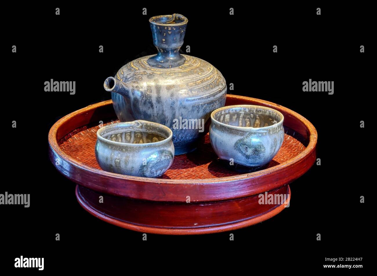 Japanische Sake-Tassen und Ausgießkanne auf einem chinesischen lackierten Tablett Stockfoto