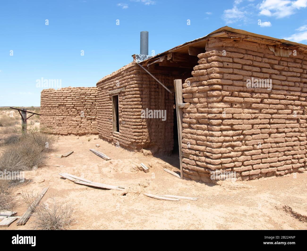 Die gespenstischen Überreste eines alten hauses aus adobe Backstein in der Nähe von Aztec Arizona. Dieses verfallende Gebäude wurde vermutlich gebaut, bevor Arizona über einen Hund zum Staat wurde Stockfoto