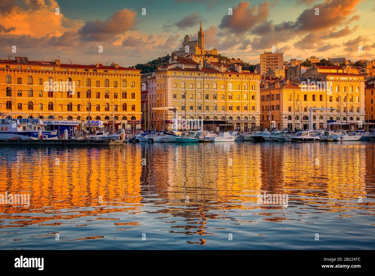 Der Alte Hafen von Marseille bei Sonnenuntergang, Südfrankreich Stockfoto