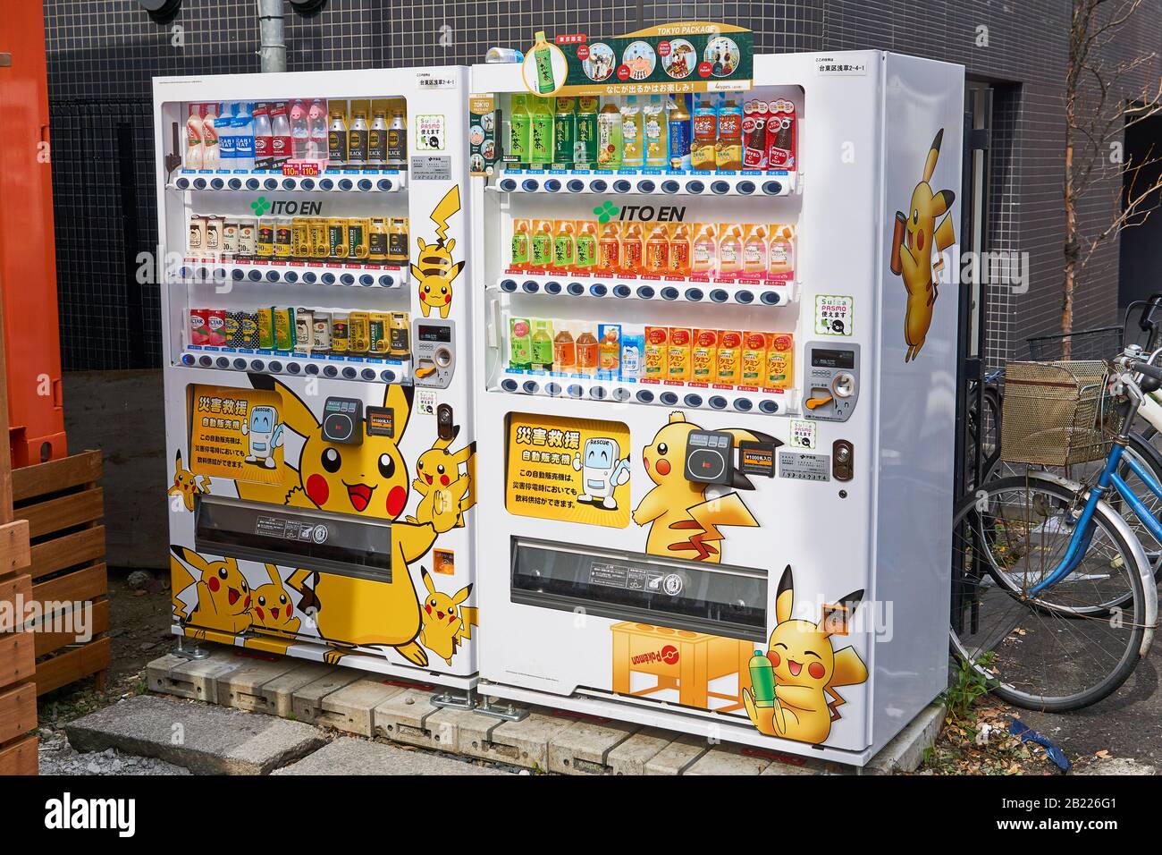 Zwei japanische Automaten von Itoen-Getränken, die mit dem Pokemon-Charakter Pikachu in Asakusa, Tokio, Japan bedeckt sind. Stockfoto