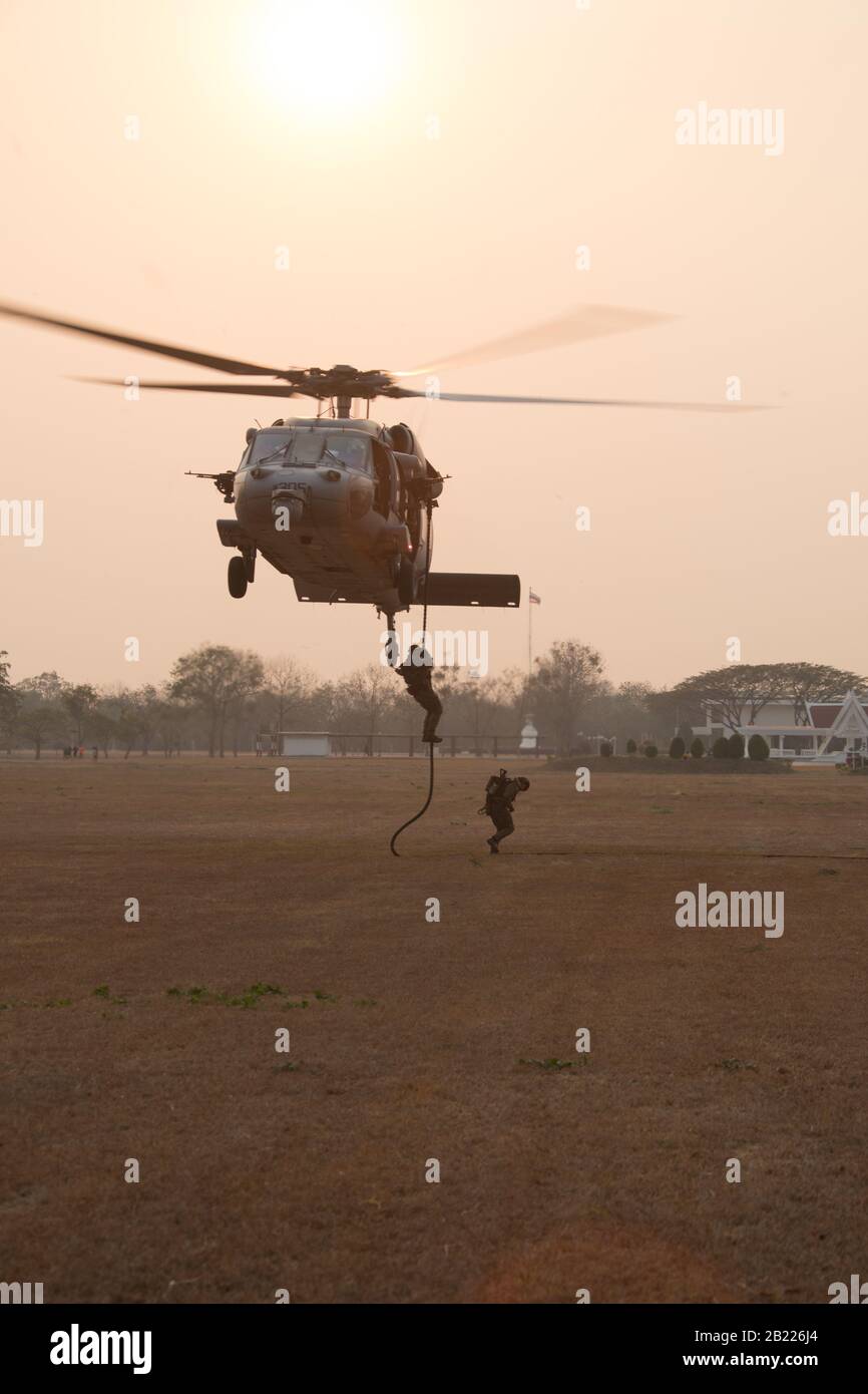 Lopburi, Thailand - thailändische Soldaten mit der Special Operation Unit, King's Guard, Und Green Berets der US-Armee von der 1st Special Forces Group (Airborne), schnelles Seil von einem Hubschrauber der US Navy MH-60S Sea Hawk, der den "Firehawks" des Helicopter Sea Combat Squadron (HSC) 85, 25. Februar 2020, im Erawan Camp, Lopburi, Königreich Thailand, zur Unterstützung von Cobra Gold zugewiesen wurde. Die Übung Cobra Gold 20 in ihrer 39. Iteration soll die regionale Sicherheit fördern und effektive Reaktionen auf regionale Krisen gewährleisten, indem multinationale Kräfte zusammengebracht werden, um gemeinsame Ziele und Sicherheitsverpflichtungen im In Zu erreichen Stockfoto