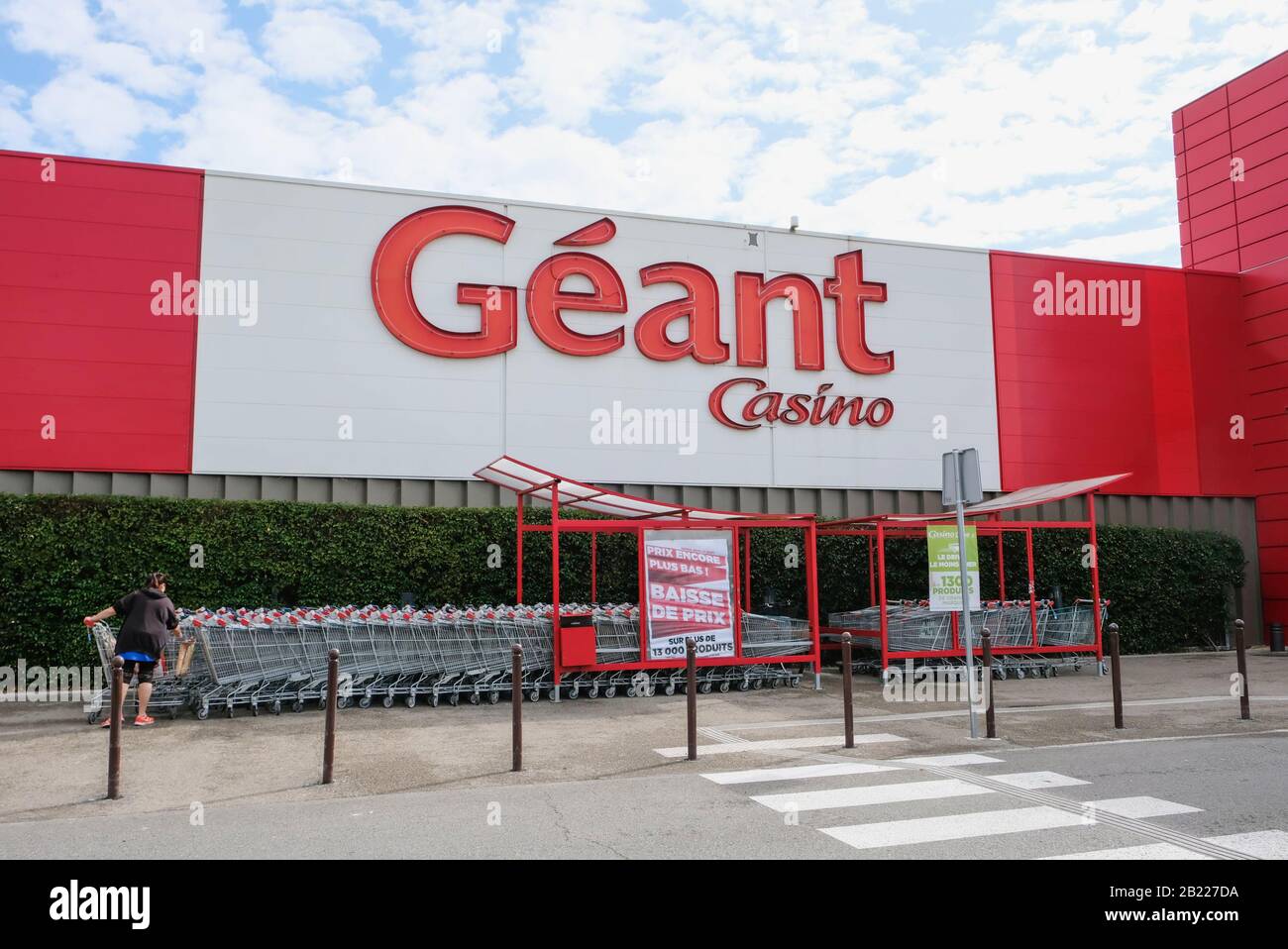 Eintritt zum Geant Casino Supermarkt in Arles Stockfotografie - Alamy