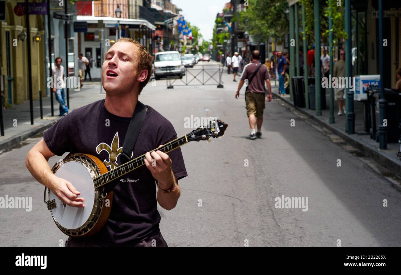 New Orleans, Louisiana, Vereinigte Staaten - 17. Juli 2009: Jazz Banjo Player, Der Im Freien auf der Bourbon Street im French Quarter spielt. Stockfoto