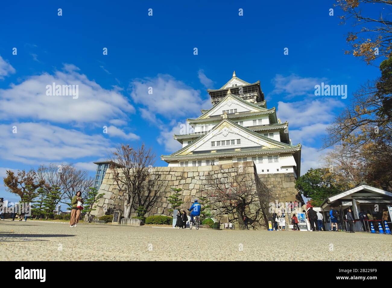 Osaka, Japan - 15. Dezember 2019: Schöne Szene im Park der Burg von Osaka in Osaka City, Japan. Stockfoto