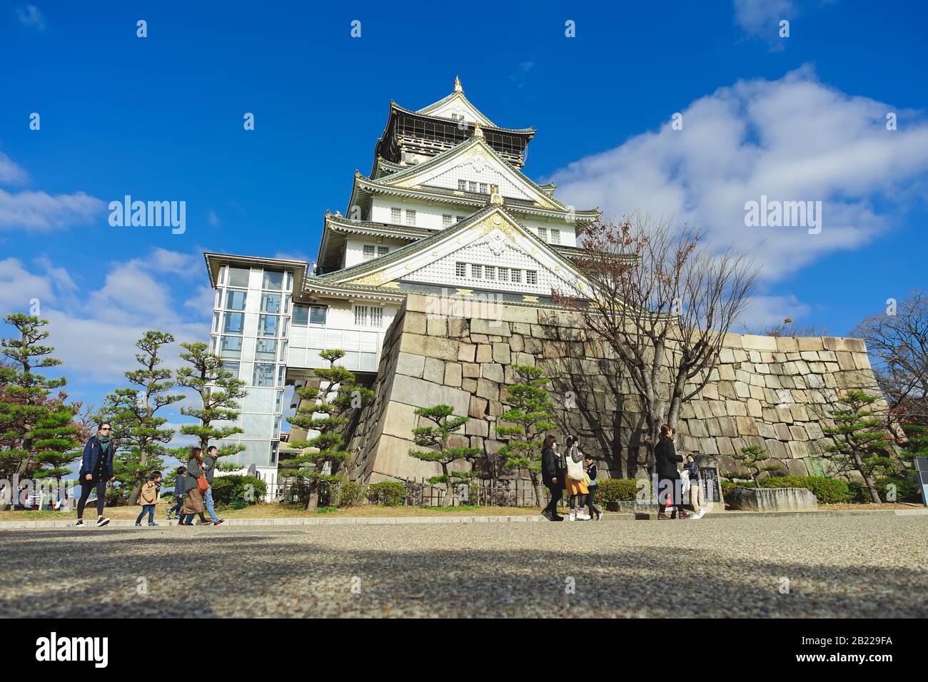 Osaka, Japan - 15. Dezember 2019: Schöne Szene im Park der Burg von Osaka in Osaka City, Japan. Stockfoto
