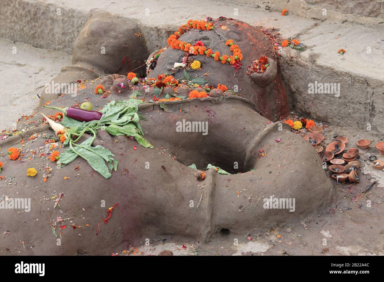 Das Angebot auf der Gottesfigur am Ufer des Ganges River Stockfoto
