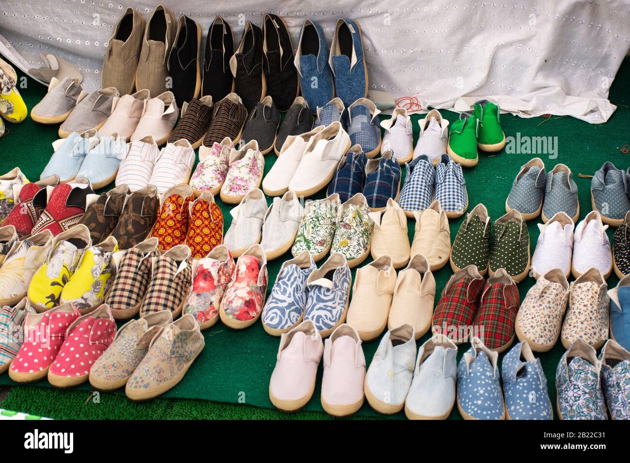 Colorful shoes sale bangkok thailand -Fotos und -Bildmaterial in hoher  Auflösung – Alamy