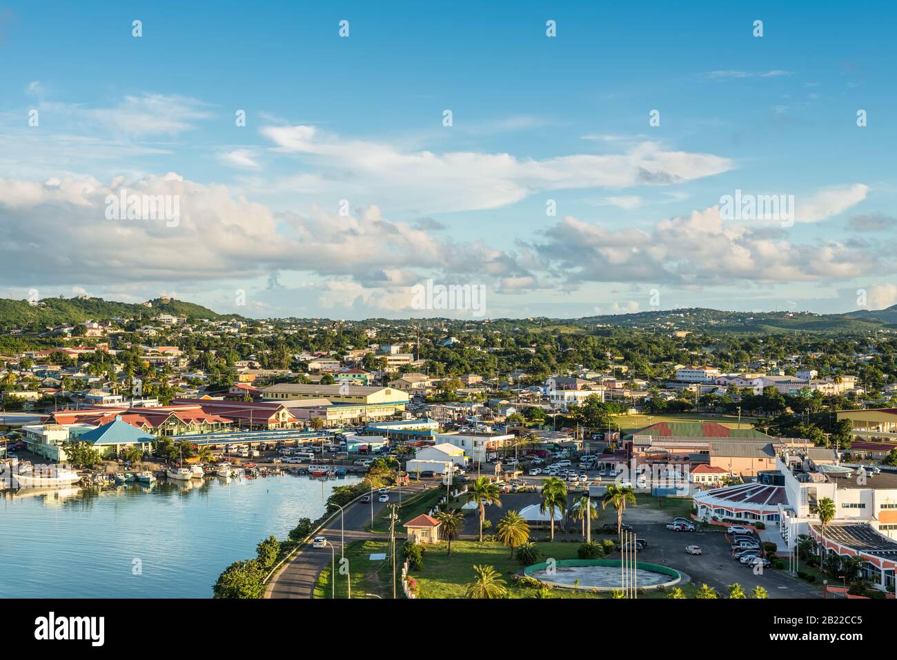 St. John's, Antigua und Barbuda - 19. Dezember 2018: Stadtbild der Insel St John's, Antigua, es ist Zeit der Dämmerung. Stockfoto