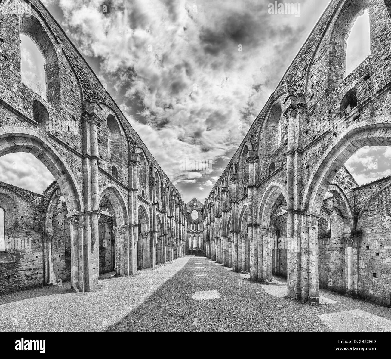 Chiusdino, ITALIEN - 22. JUNI: Innenansicht der berühmten Roofless Abbey von San Galgano, einem Kloster der zisterziensischen in der Stadt Chiusdino, Provinz Si Stockfoto