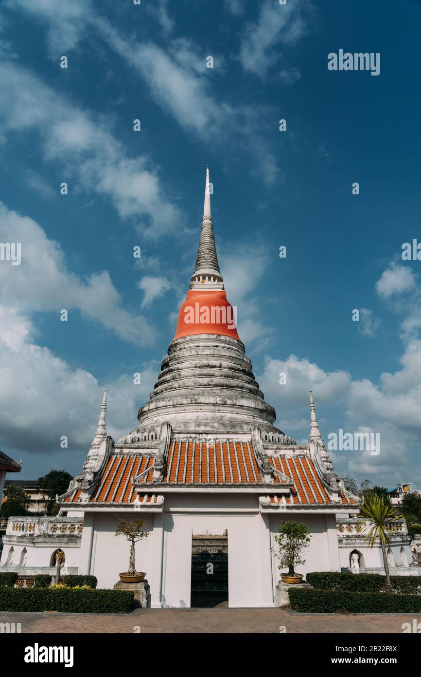 Phra Samut Chedi, mit blauem Himmel in Pak Nam, Samut Prakan, Thailand. Stockfoto