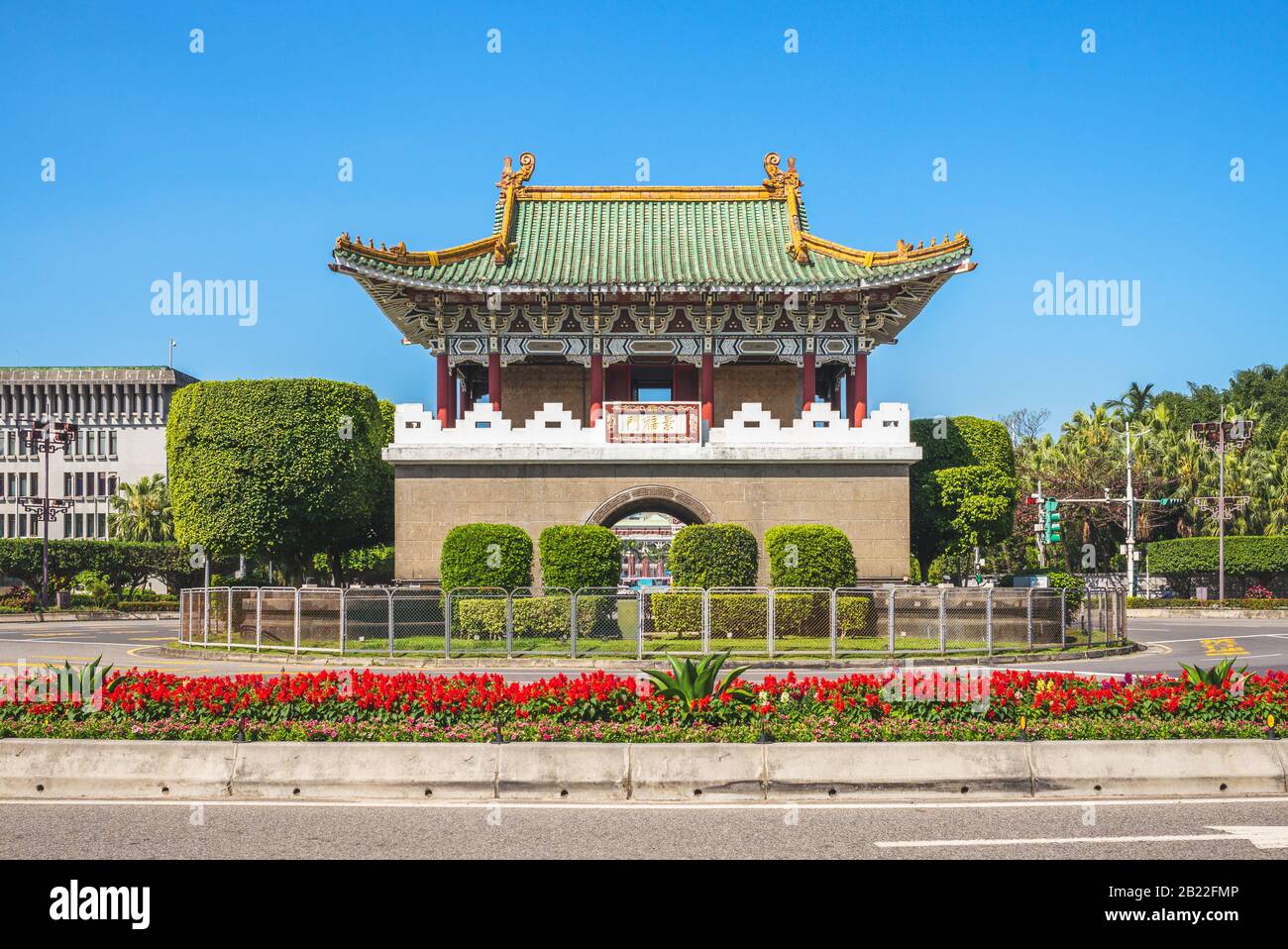 Osttor der Altstadt von taipeh: Die Übersetzung des chinesischen Textes lautet "Jingfu-Tor", der Name des Gebäudes Stockfoto