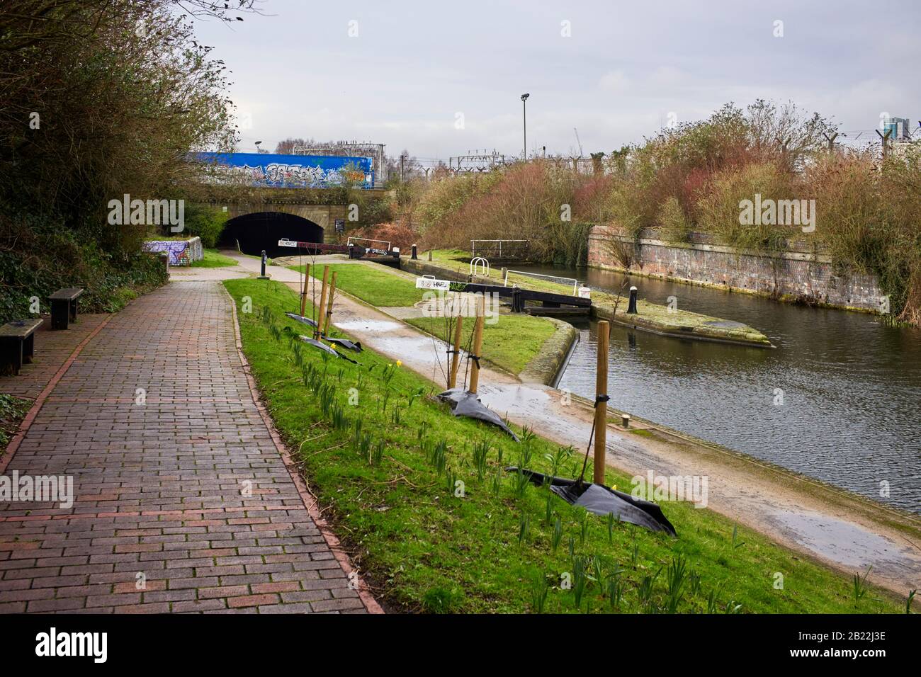 Digbeth Branch Canal at University Locks, Digbeth, Birmingham mit Eingang zum Curzon-Street-Tunnel im Hintergrund Stockfoto