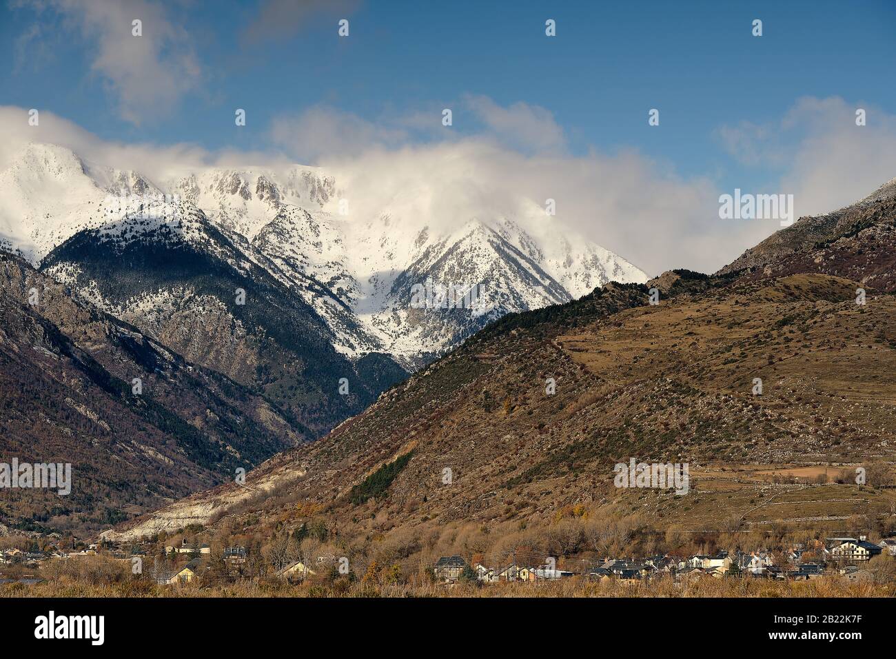 Große verschneite Berge über dem Hochgebirge an einem schönen Tag, katalanische Pyrenäen, Spanien Stockfoto