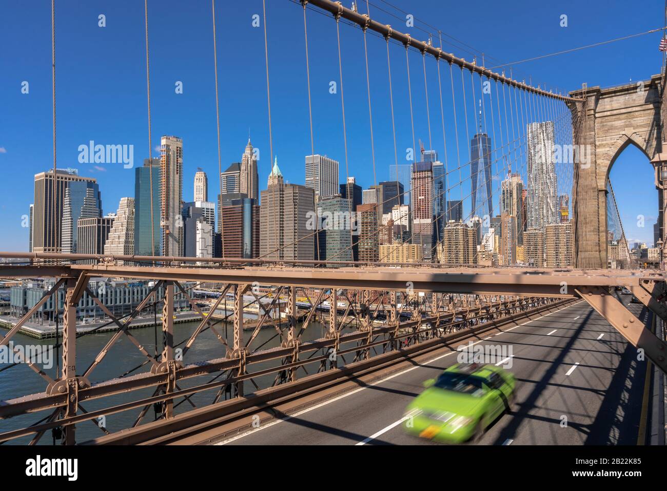 Verkehr in der morgendlichen Hauptverkehrszeit vor dem Arbeitstag auf der Brooklyn Bridge über den New Yorker Stadtbild Hintergrund, USA, Vereinigte Staaten, Business und Transporta Stockfoto