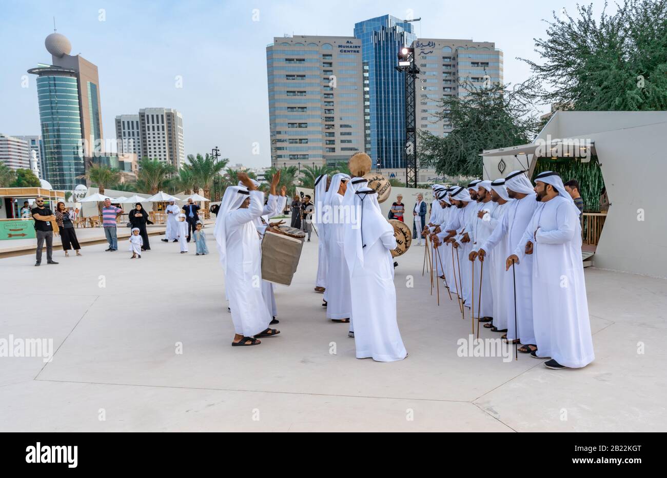 Arabische Kultur Im Nahen Osten Emirati Manner Die Al Ayala Traditionellen Tanz Auffuhren Arabisches Mannertuch Stockfotografie Alamy