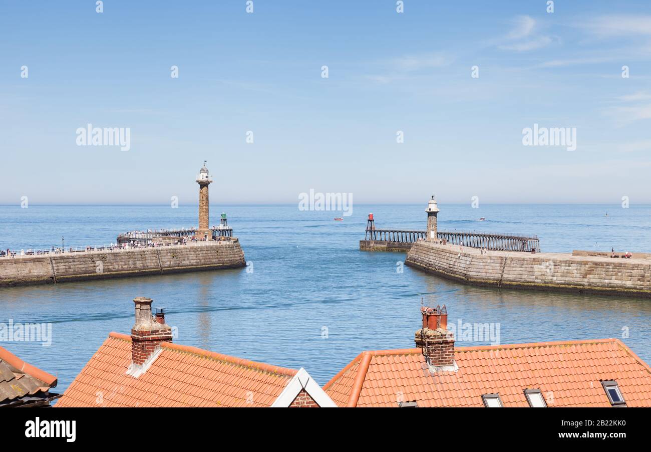 Der Blick über die Dächer, Blick auf das Meer von der Küstenstadt Whitby, Yorkshire in Nordengland. Stockfoto