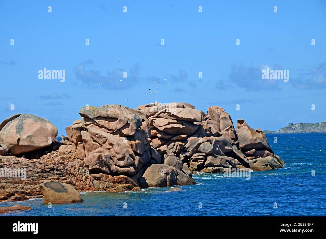 Küstenlinie mit bekannten rosafarbenen Felsen, Pink Granite Coast oder Cote de Granite Rose in der Bretagne, Frankreich Stockfoto