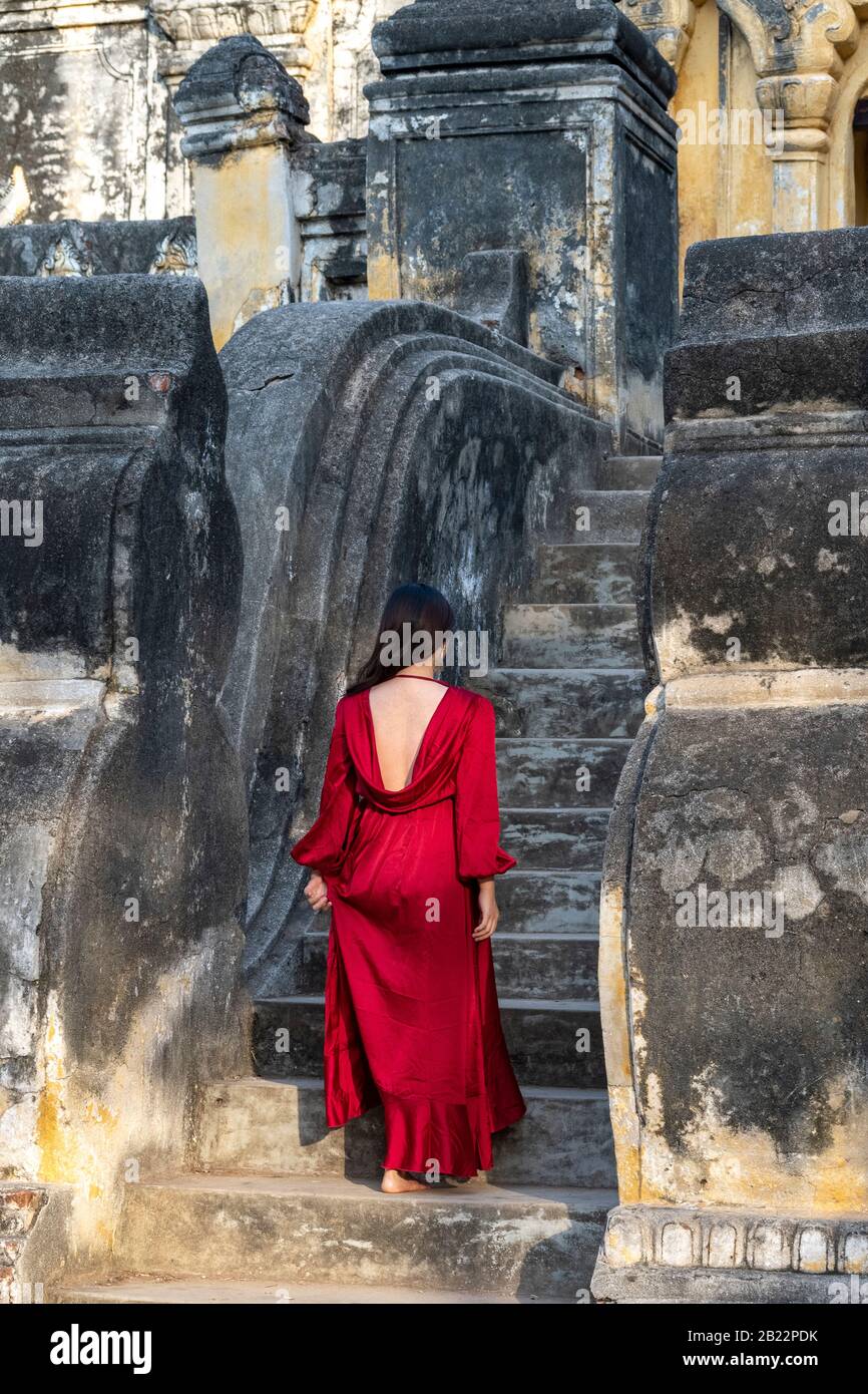 Junge birmanische Frau posiert für Fotos im Maha Aungmye Bonzan Kloster, Inwa, Mandalay Region, Myanmar Stockfoto