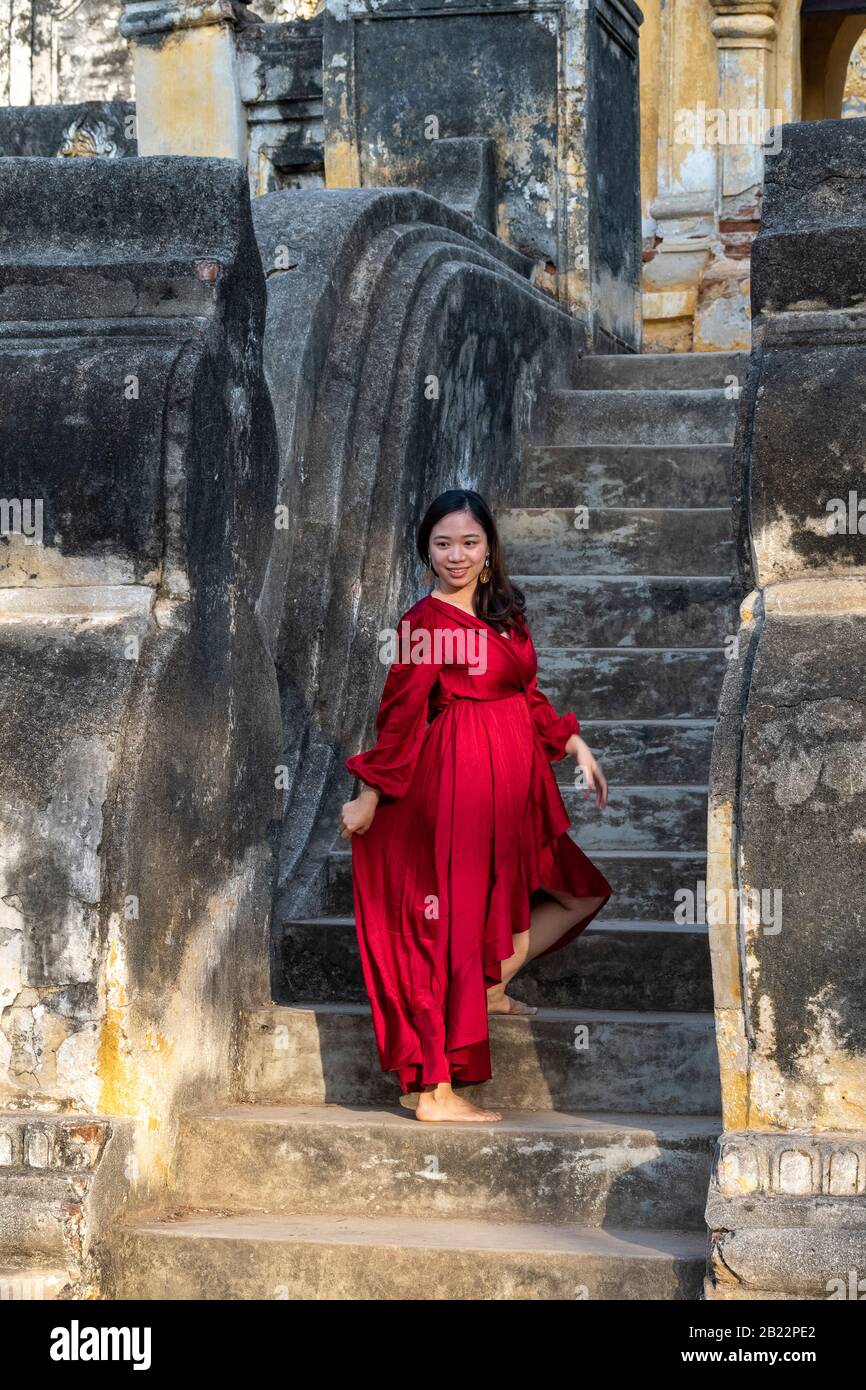 Junge birmanische Frau posiert für Fotos im Maha Aungmye Bonzan Kloster, Inwa, Mandalay Region, Myanmar Stockfoto