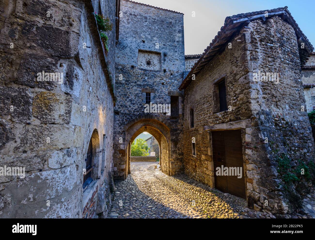 Porte d'en Haut (obere Tür) in Pérouges, einer mittelalterlichen ummauerten Stadt 30 km von Lyon, hat den Status eines der schönsten Dörfer Frankreichs verliehen. Stockfoto