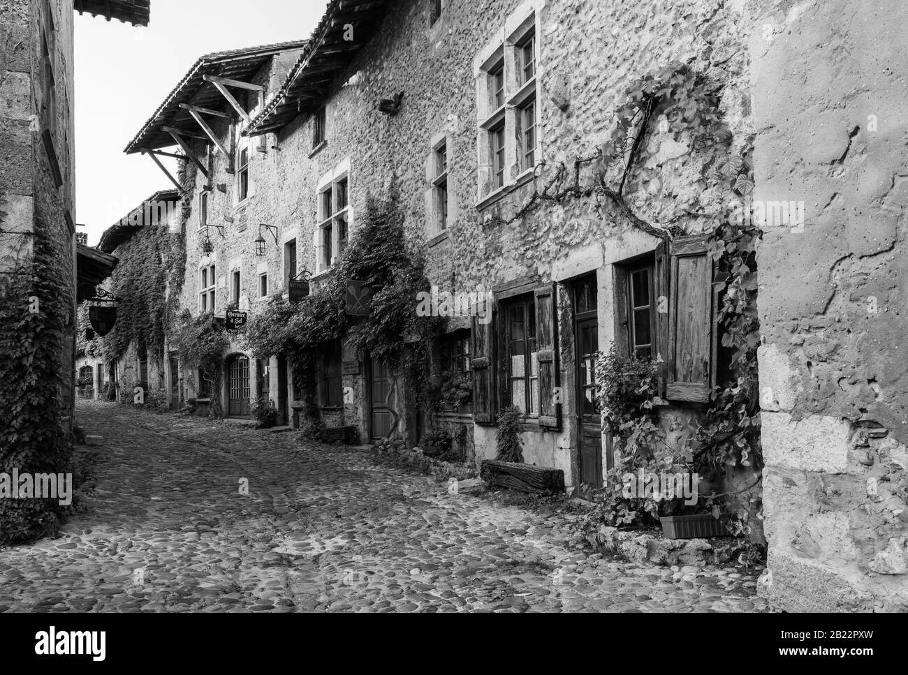 Die Rue des Rondes in Pérouges, einer mittelalterlichen ummauerten Stadt 30 km nordöstlich von Lyon, hat den Status eines der schönsten Dörfer Frankreichs verliehen. Stockfoto
