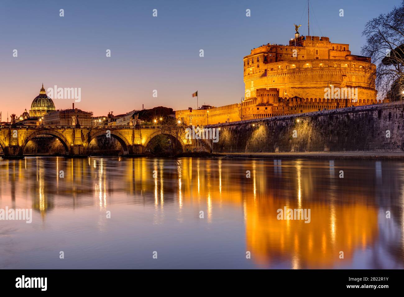 Die Engelsburg und der Petersdom in Rom in der Abenddämmerung Stockfoto