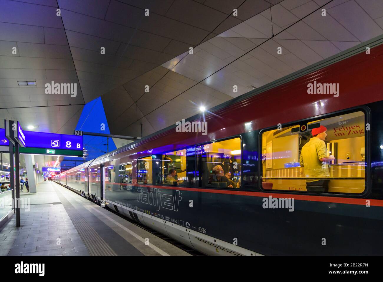 Wien, Wien: Hauptbahnhof Hauptbahnhof, Passagier, Reisender, Bahnsteig, Railjet-Zug von ÖBB, futuristisches Bahnsteigdach, Zugrestaurant im 1 Stockfoto