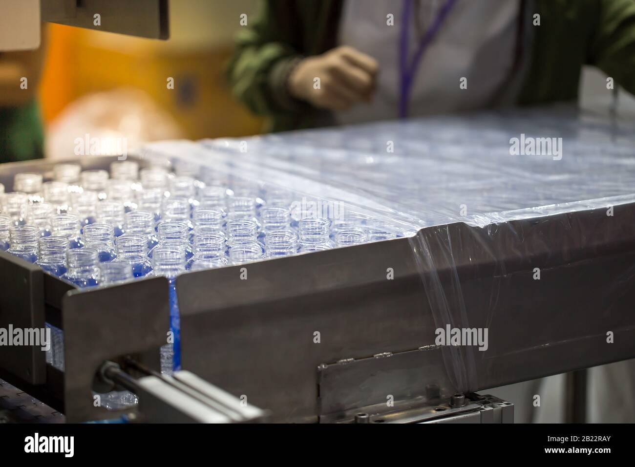 Produktionslinie, die leere Kunststoffflaschen in Plastiktüten verpackt Stockfoto
