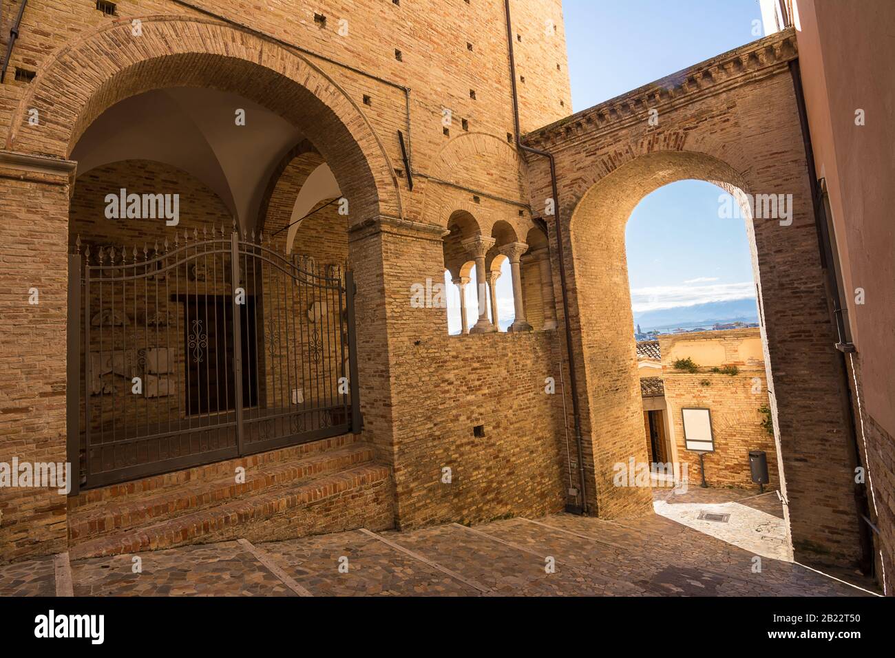Detail der Kirche von ST. Petrus der Apostel in Loreto Aprutino (Italien) Stockfoto