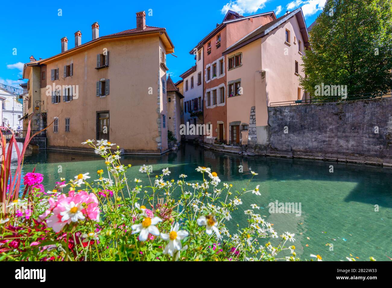 Fluss Thiou, Passage de l'Ile Brücke und Vieille Ville (Altstadt) von Annecy, Frankreich, Blick vom Quai de l'Ile an einem hellen Septembertag Stockfoto