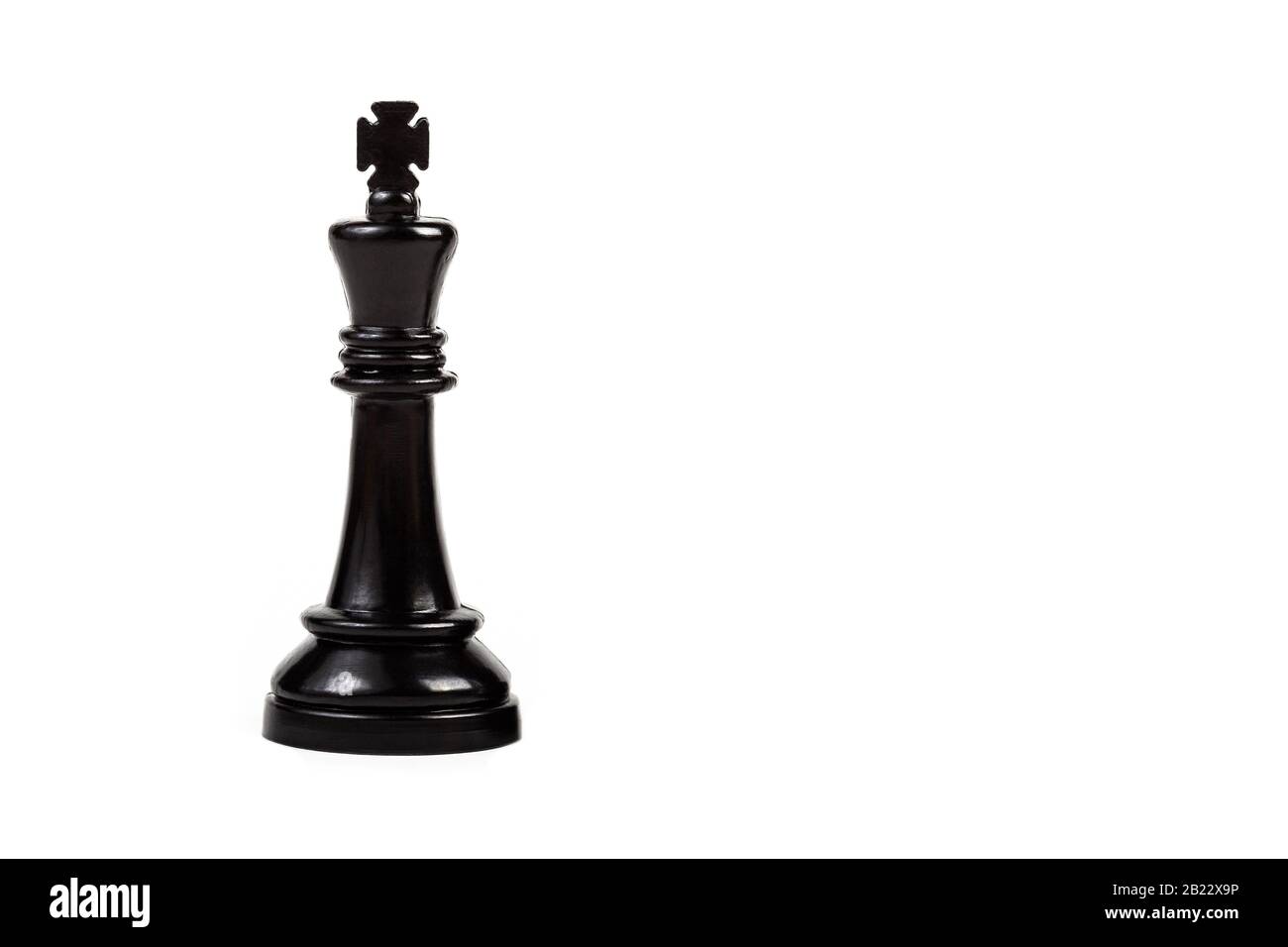 Schwarze King-Schachspielchen allein isoliert auf weißem Hintergrund. König, Königtum, Herrschersymbol, Spielstückdarstellung, strategisches Denken, Intelligenz Stockfoto