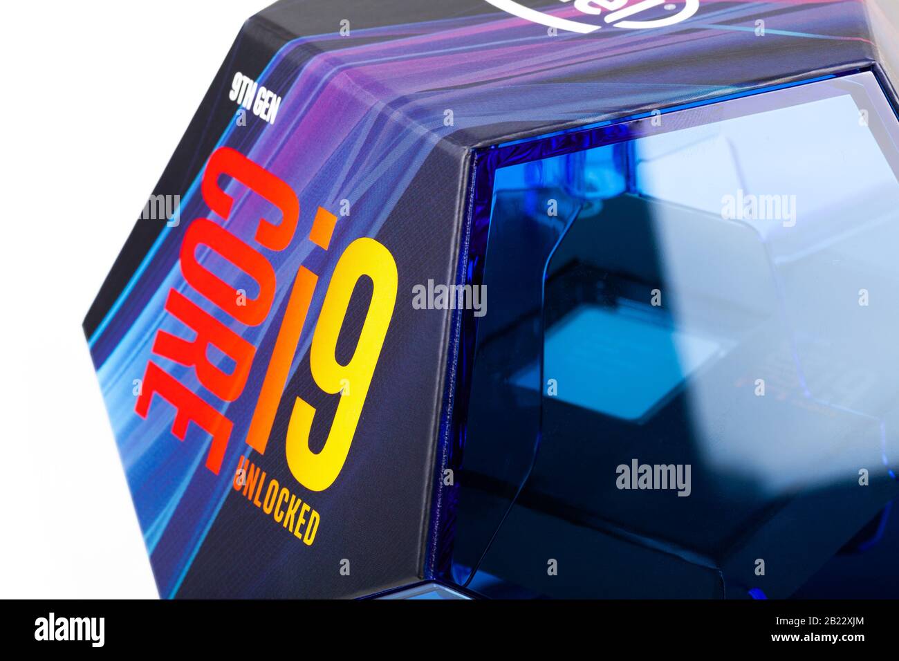 Intel Core i9 9900k CPU, moderner 5-ghz-coffee Lake Prozessor in einer ursprünglichen blauen Box Seitenansicht, Makro, Nahaufnahme. Produktaufnahme isoliert auf Weiß Stockfoto