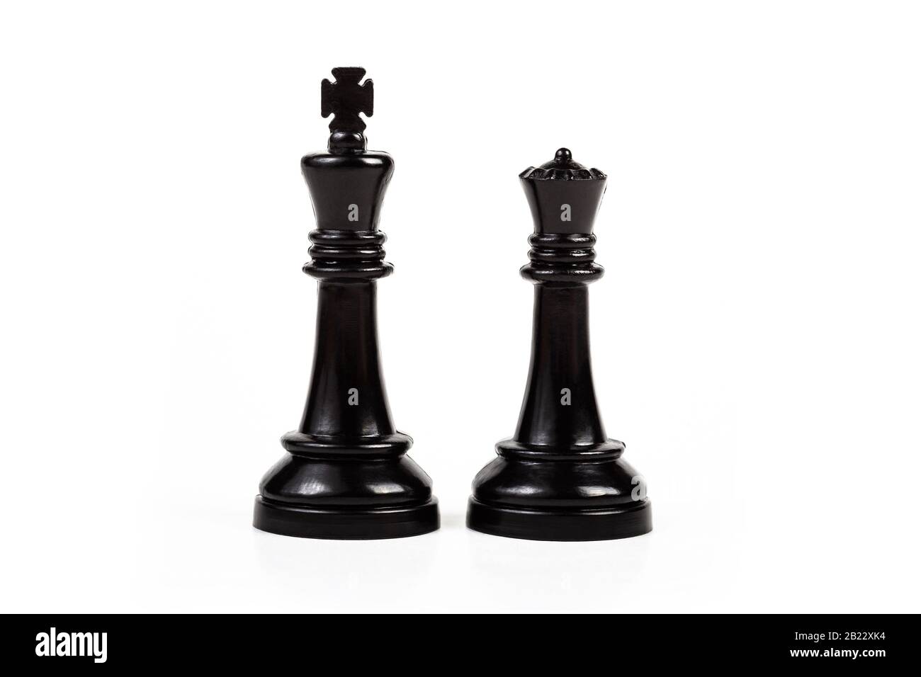 König und Königin, zwei einfache Schachfiguren isoliert auf Weiß, herausgeschnitten. Royal Couple, abstraktes Royal-Konzept, Paar Spielsteine, Schachsymbol, Macht Stockfoto
