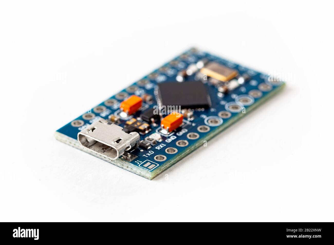 Einfacher kleiner kleiner Mikrocontroller blauer Platinen-Makro-Closeup, Micro-usb-Anschluss-Eingang versteckte Programmierelektronik für menschliche Schnittstellengeräte isoliert Stockfoto