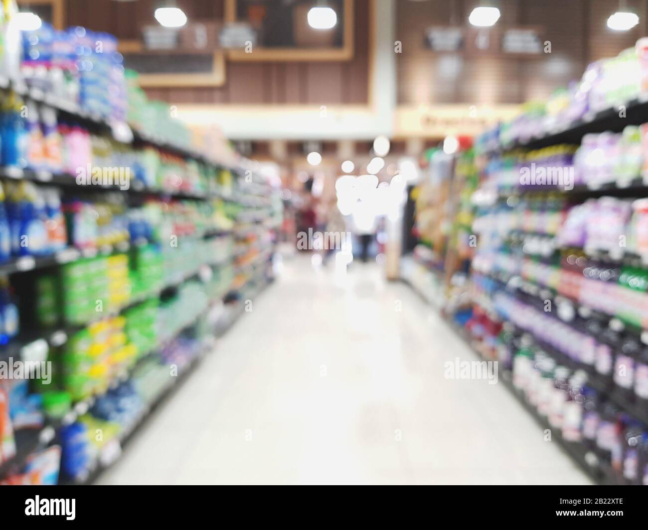 Supermarkt-Reihe mit unscharfem Hintergrund. Shop-Design Stockfoto