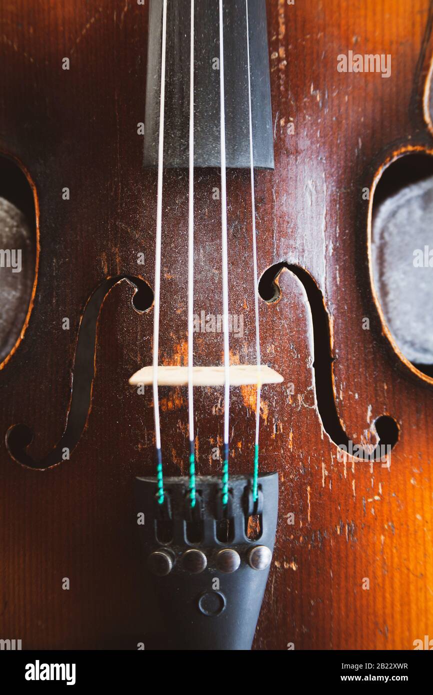 Alte antike, retro-violine Soundkarte mit Draufsicht, f-Lochs, Sound-Box-Body von oben gesehen, abstrakte Hintergrundmusik im klassischen Stil Stockfoto