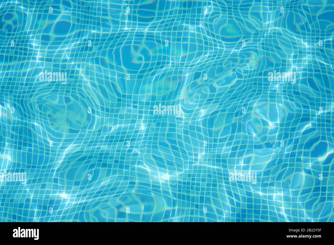 Kleine Wellen im Schwimmbadwasser Nahansicht Stockfoto