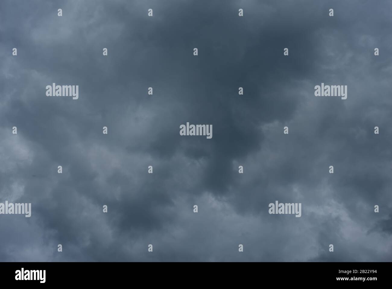Dunkle schwarze Wolken am Himmel, Stürmische Regenwolken im Hintergrund. Stockfoto