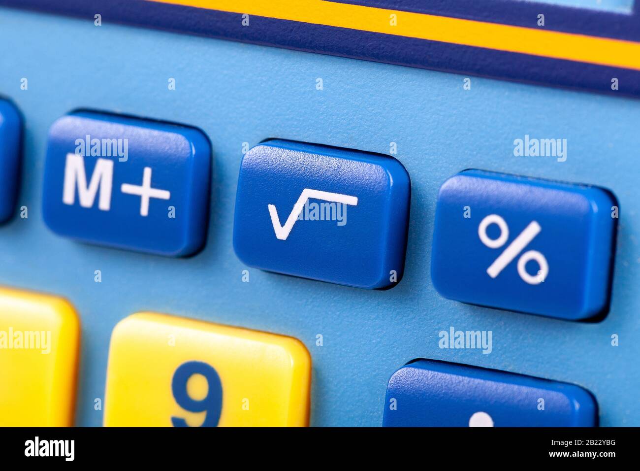 Einfache Quadratwurzel-Symbol-Taste auf einem bunten Taschenrechner-Tastenfeld Makro, Nahaufnahme. Grundlegende Symbole für die Algebra, einfache mathematische Nomenklatur, Lernmathematik Stockfoto