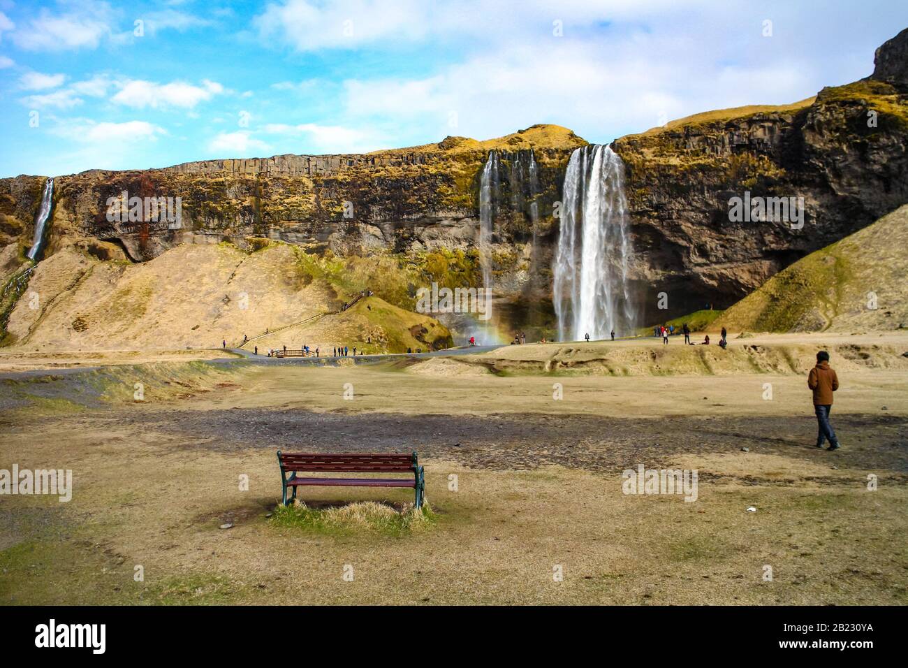 Natur rund um Skógafoss mit Besuchern des Wasserfalls im Süden Islands, Ausgangspunkt des berühmten Laugavegur Wanderweg. Stockfoto