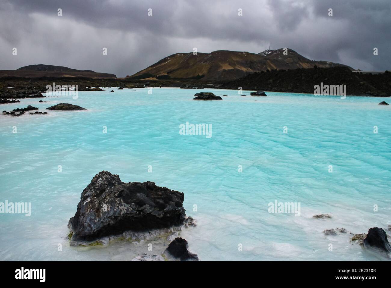 Das milchige blaue Wasser der Blauen Lagune von Island in der dramatischen Landschaft des Südwestislands Golden Circle. Stockfoto