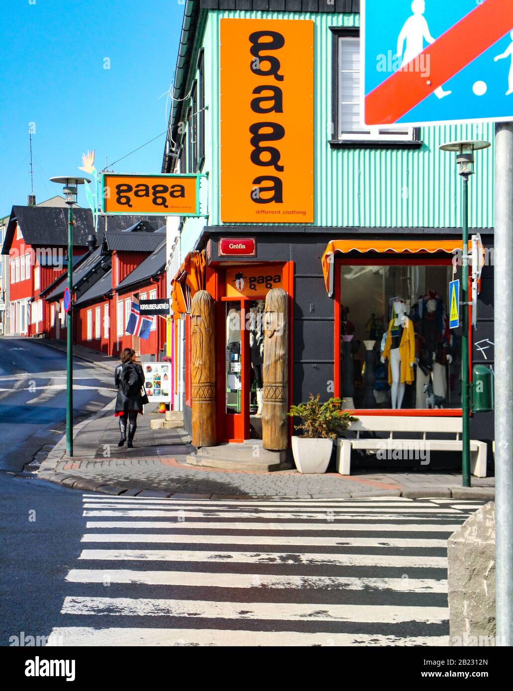 Reykjavik, Island - 19. April 2014: Straßenszene in Reykjavik, der Hauptstadt Islands mit bunten Gebäuden im Stadtzentrum. Stockfoto