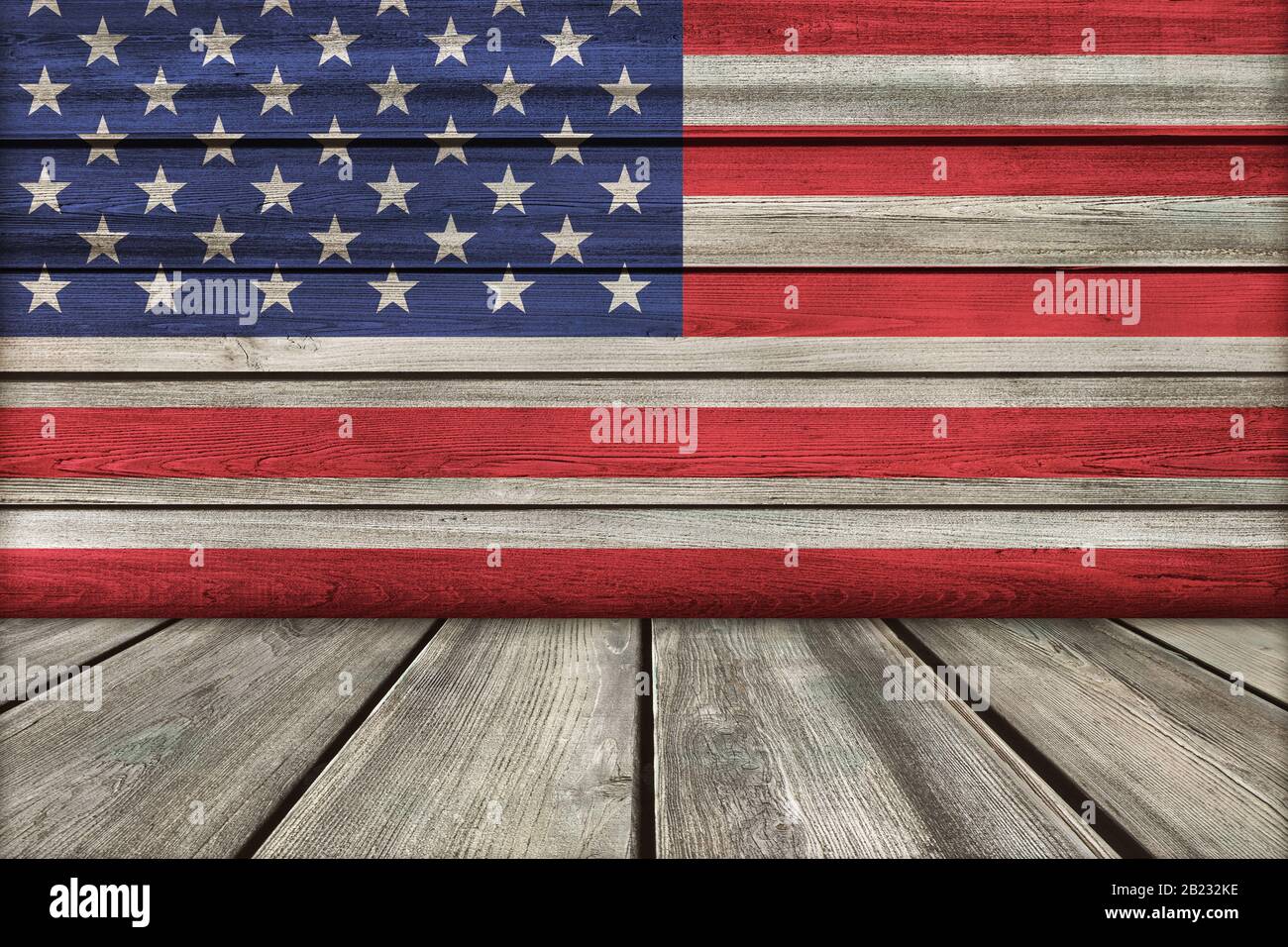 Aus den USA. Elemente der US-Flagge auf Holz im perspektivischen Innenraum. Stockfoto