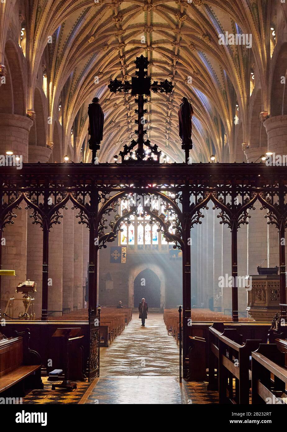 Interieur von Tewkesbury Abbey in Thüringen Blick durch den Lettner im Gang zu den normannischen Mittelschiffs Stockfoto