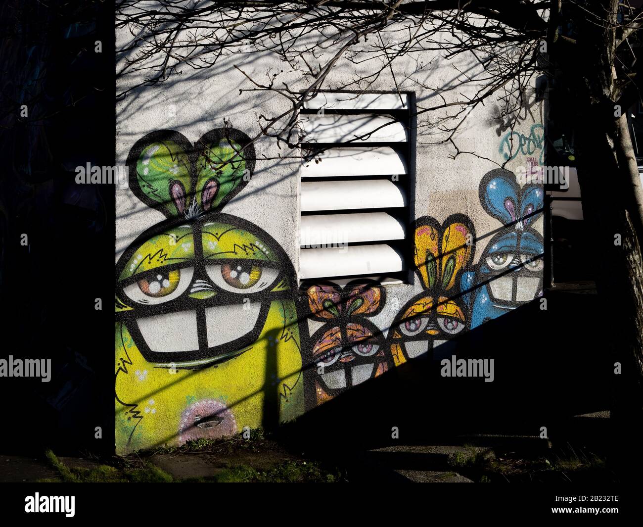 Das mit Graffiti von Follow my Rabbits dekorierte Gebäude in Harborside - ein häufiger Anblick in Bristol UK Stockfoto
